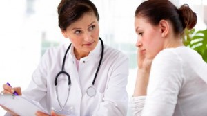 doctor explaining diagnosis to her female patient